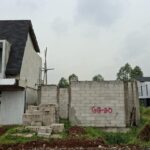 Suasana di kawasan perumahan YVE Depok, Jawa Barat, Kamis (18/9/2025). Pembangunan rumah YVE Agua 7 dan 8 yang lamban sampai bertahun-tahun membuat banyak konsumen protes karena belum bisa menempati huniannya, padahal sudah membayar lunas.