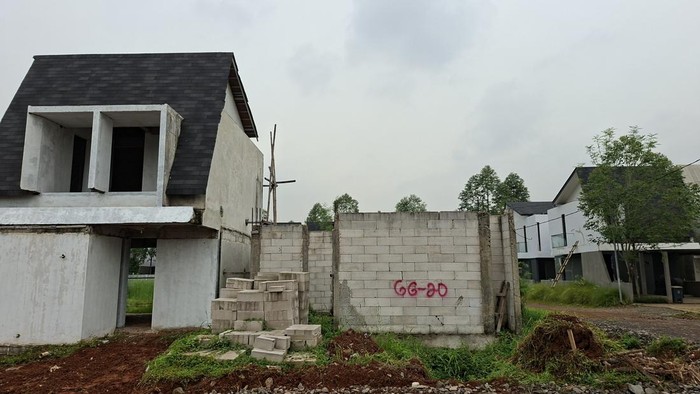 Suasana di kawasan perumahan YVE Depok, Jawa Barat, Kamis (18/9/2025). Pembangunan rumah YVE Agua 7 dan 8 yang lamban sampai bertahun-tahun membuat banyak konsumen protes karena belum bisa menempati huniannya, padahal sudah membayar lunas.
