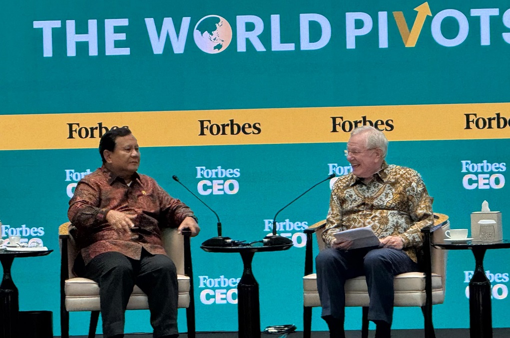 Momento en que Prabowo recibe felicitaciones de Steve Forbes antes de su cumpleaños el 17 de octubre