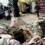 Arus lalu lintas di Jalan Buahbatu Kota Bandung terhambat karena ada lubang galian di bahu jalan.