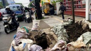 Arus lalu lintas di Jalan Buahbatu Kota Bandung terhambat karena ada lubang galian di bahu jalan.
