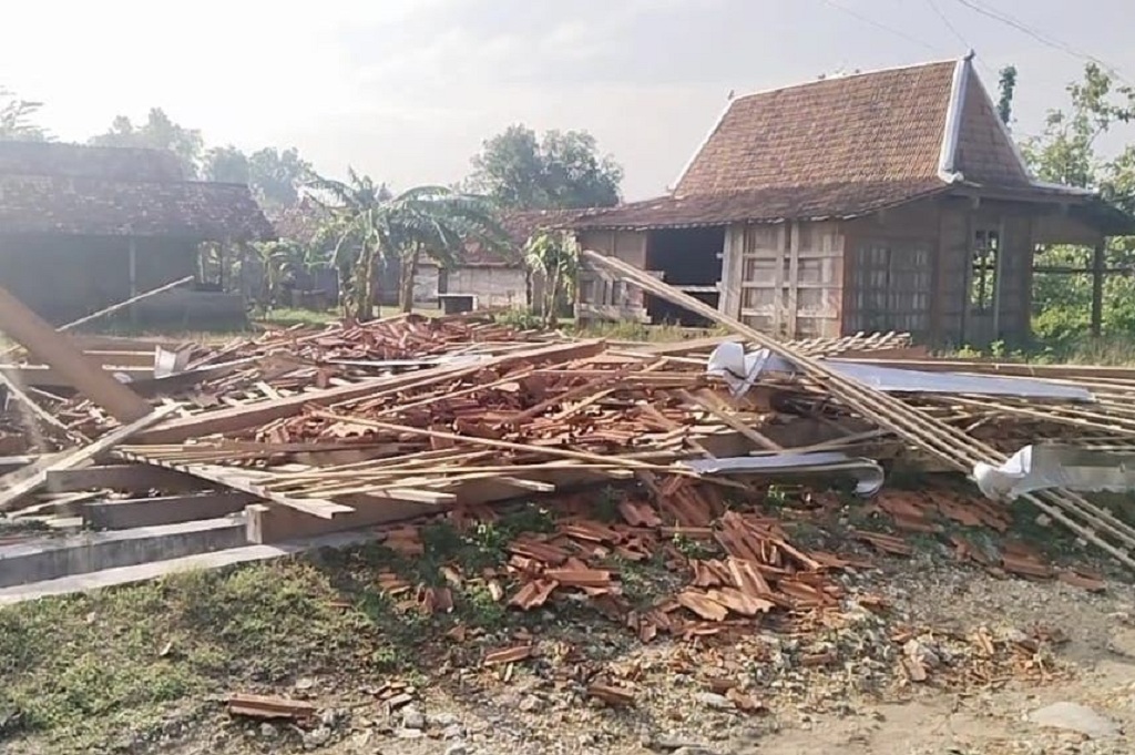 Tornado Disaster in Grobogan, 7 Houses Collapsed and Many Trees Fallen