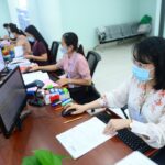 Công chức TP.HCM giải quyết thủ tục hành chính cho người dân - Ảnh: QUANG ĐỊNH