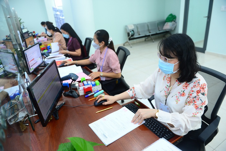 Công chức TP.HCM giải quyết thủ tục hành chính cho người dân - Ảnh: QUANG ĐỊNH