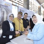 (Kiri-Kanan) Regional CEO Bank Mandiri Region VI/Jawa Barat Nila Mayta Dwi Rihandjani bersama Wakil Rektor Bidang Akademik dan Kemahasiswaan ISBI Azzimi dan Direktur Klinik Kesehatan Universitas Padjajaran Aifo K saat menyerahkan bantuan dalam program Mandiri Bakti Kesehatan di Bandung, Rabu (15/10). Sebagai langkah konkret dalam momentum HUT ke-27, Bank Mandiri memberikan pemeriksaan kesehatan dan kacamata gratis bagi 600 penerima manfaat serta serentah di 12 wilayah seluruh Indonesia.