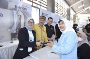 (Kiri-Kanan) Regional CEO Bank Mandiri Region VI/Jawa Barat Nila Mayta Dwi Rihandjani bersama Wakil Rektor Bidang Akademik dan Kemahasiswaan ISBI Azzimi dan Direktur Klinik Kesehatan Universitas Padjajaran Aifo K saat menyerahkan bantuan dalam program Mandiri Bakti Kesehatan di Bandung, Rabu (15/10). Sebagai langkah konkret dalam momentum HUT ke-27, Bank Mandiri memberikan pemeriksaan kesehatan dan kacamata gratis bagi 600 penerima manfaat serta serentah di 12 wilayah seluruh Indonesia.