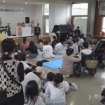 北海道石狩市花川北の公民館で2025年10月18日、NPO法人「絵本屋だっこ」による読み聞かせコンサートが開かれました。