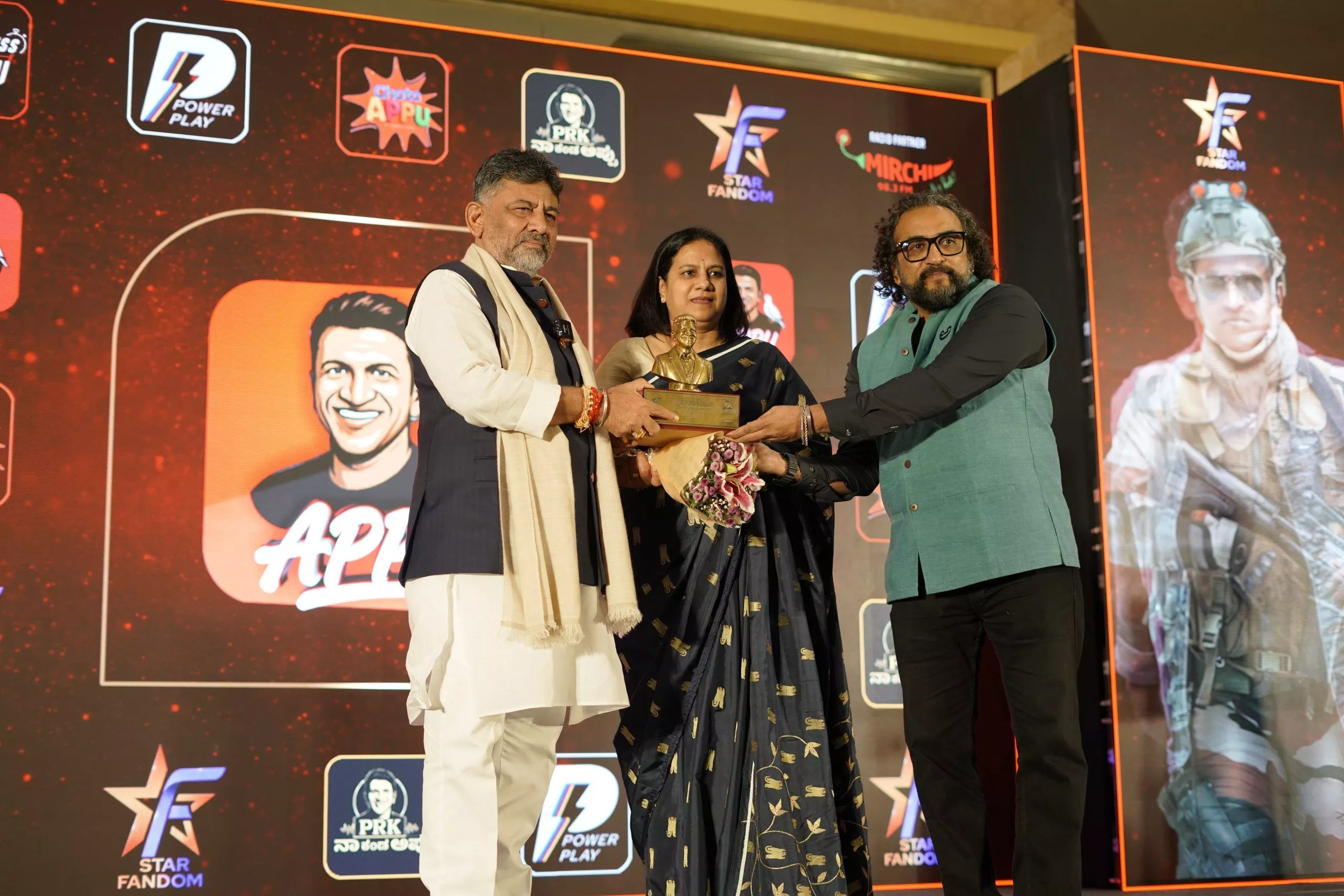 बैंगलुरु में डी. के. शिवकुमार, डॉ. समर्थ राघव नागभूषणम और अश्विनी पुनीत राजकुमार ने डॉ. पुनीत राजकुमार एआई ऐप प्रारंभ किया