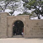 Gerbang ini menjadi pintu masuk bagi pengunjung Taman Doa Kasih Mulia Sejati yang beriokasi di Jakarta Barat. Sebelum masuk gerbang, tiap pengunjung diminta mengisi daftar tamu lebih dulu (dok. Qonita Hamidah/detik travel)
