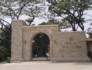 Gerbang ini menjadi pintu masuk bagi pengunjung Taman Doa Kasih Mulia Sejati yang beriokasi di Jakarta Barat. Sebelum masuk gerbang, tiap pengunjung diminta mengisi daftar tamu lebih dulu (dok. Qonita Hamidah/detik travel)