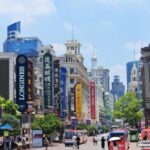 上海著名商业区——南京东路步行街。中新网记者 姜煜 摄
