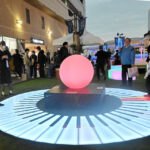 光の装飾が施されたはまテラス。憩いの空間としてにぎわい創出を目指す＝２７日、横浜市西区