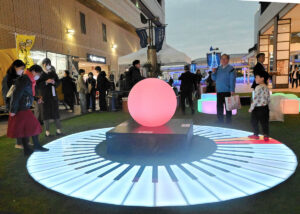 光の装飾が施されたはまテラス。憩いの空間としてにぎわい創出を目指す＝２７日、横浜市西区