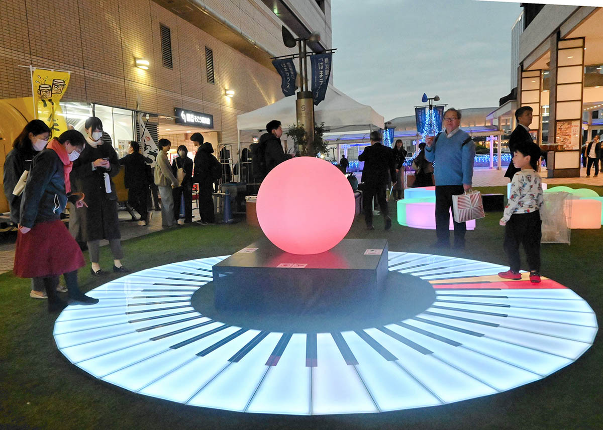 Grass and benches installed at the east entrance of Yokohama Station—social experiment “Hama Terrace” begins to create liveliness.