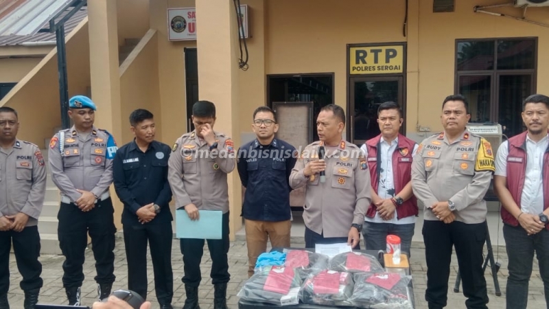 Kapolres Sergai, AKBP Jhon Herry Sitepu didampingi Kasat Reskrim Polres Sergai, Iptu Binrod Situngkir, bersama Kanit I Pidum Ipda Hendrik Panduwinata berhasil mengungkap serangkaian tindak pidana pencurian. (julianto irwan silitonga)