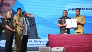 Bupati Humbahas Oloan Paniaran Nababan dan Kajari Humbahas Donald Togi Joshua Situmorang menandatangani MOU pidana kerja sosial bagi pelaku pidana. (istimewa)