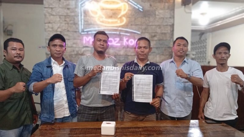 Para pelapor foto bersama usai konferensi pers. (juniwan)