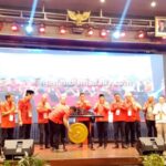 Ketua DPP PDIP Bidang Organisasi dan Keanggotaan Andreas Hugo Pareira didampingi pengurus DPP lainnya saat membuka Konferda VI DPD PDIP Sumut di Medan. (jones gultom)