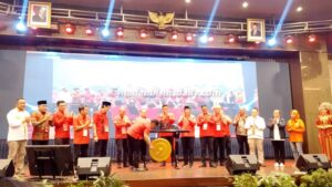 Ketua DPP PDIP Bidang Organisasi dan Keanggotaan Andreas Hugo Pareira didampingi pengurus DPP lainnya saat membuka Konferda VI DPD PDIP Sumut di Medan. (jones gultom)