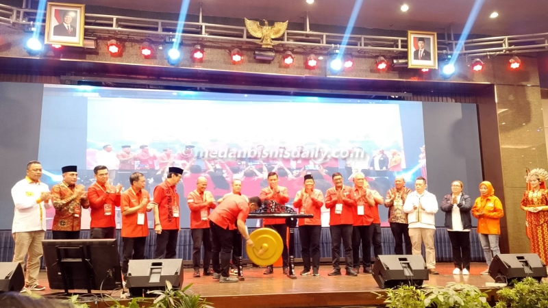 Ketua DPP PDIP Bidang Organisasi dan Keanggotaan Andreas Hugo Pareira didampingi pengurus DPP lainnya saat membuka Konferda VI DPD PDIP Sumut di Medan. (jones gultom)