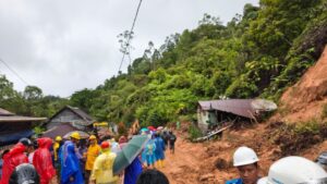Selain memutus akses jalan Tarutung-Sibolga/Tapteng, bencana longsor di Kecamatan Adian Koting, Taput juga menelan 7 korban jiwa dan puluhan lain masih hilang. (istimewa/dok)