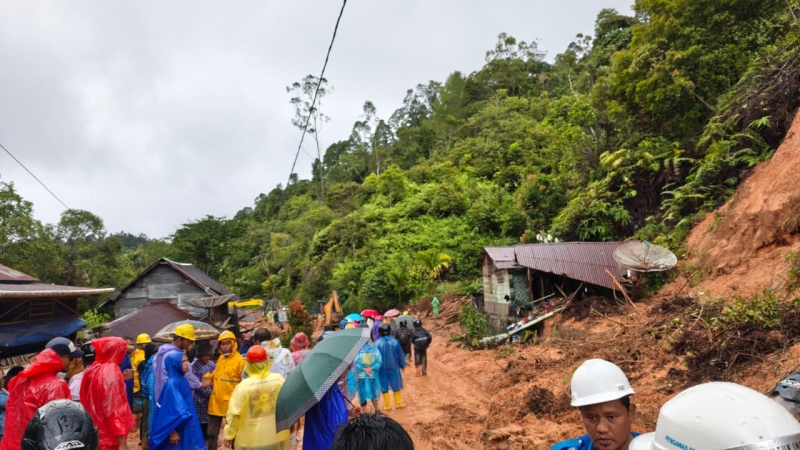 Selain memutus akses jalan Tarutung-Sibolga/Tapteng, bencana longsor di Kecamatan Adian Koting, Taput juga menelan 7 korban jiwa dan puluhan lain masih hilang. (istimewa/dok)