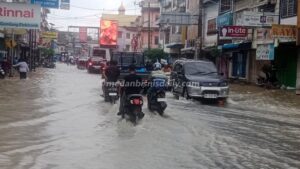Banjir menggenangi Jalan Thamrin, Kota Tebing Tinggi, mengakibatkan lalu lintas terganggu. (ahmad putra)