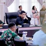 Gubenur Sumut Bobby Nasution bersama Forkopimda mengikuti Rakor Tingkat Menteri dalam Percepatan Penanganan Bencana Banjir dan Tanah Longsor secara virtual, Kamis (27/11/2025). (istimewa)
