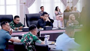 Gubenur Sumut Bobby Nasution bersama Forkopimda mengikuti Rakor Tingkat Menteri dalam Percepatan Penanganan Bencana Banjir dan Tanah Longsor secara virtual, Kamis (27/11/2025). (istimewa)