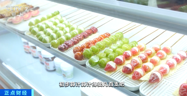 天津某糖葫芦店店主：尤其年轻人喜欢吃奶皮子糖葫芦，初步算一天大概卖几百支。