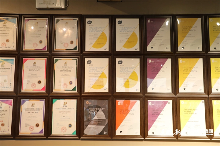 Витрина с кофейными наградами