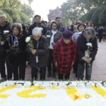 烈士家属代表敬献鲜花。第1眼TV-华龙网首席记者 李文科 摄