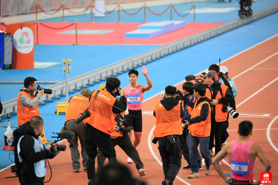 Su Bingtian saluda en su despedida tras la final del relevo 4×100 metros masculino en los 15os Juegos Nacionales
