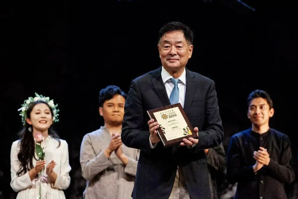 Tibetan-language stage play “Hamlet” wins international award.