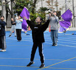 きびきびと隊列を組んで演奏する台東育英小のメンバー=2025年11月4日午後4時3分、東京都台東区浅草橋2丁目、石川瀬里撮影