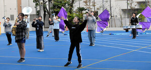 きびきびと隊列を組んで演奏する台東育英小のメンバー=2025年11月4日午後4時3分、東京都台東区浅草橋2丁目、石川瀬里撮影