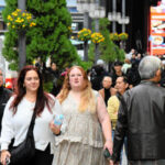 新宿・歌舞伎町を行き交う外国人観光客ら=2025年11月11日午後2時09分、東京都新宿区、木佐貫将司撮影