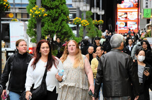 新宿・歌舞伎町を行き交う外国人観光客ら=2025年11月11日午後2時09分、東京都新宿区、木佐貫将司撮影