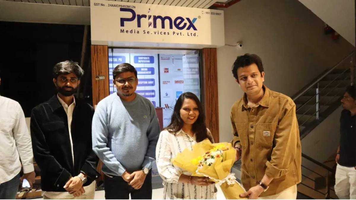 Surat: Team Lal Krishna Suday Sahayata visited Primex Media office, honored with Gita and Krishna books.