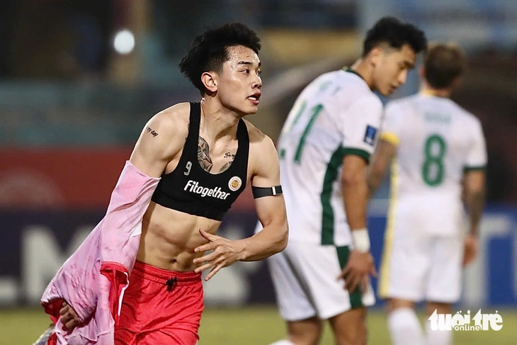 Dinh Bac shines to help Hanoi Police Club come from behind to defeat Beijing Guoan