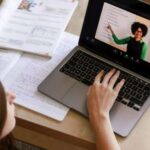 Perkembangan teknologi digital dalam beberapa tahun terakhir menghadirkan perubahan signifikan dalam proses pembelajaran mahasiswa. Foto: Pinterest