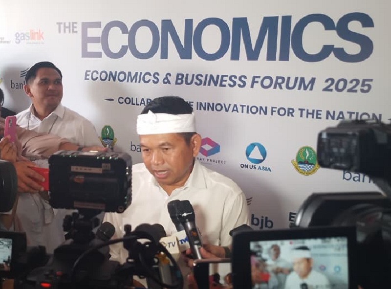 Gubernur Jabar Dedi Mulyadi saat diwawancara para awak media pada acara Economics 360 Roundtable Discussions di Gedung Sate, Bandung, Rabu (19/11).
