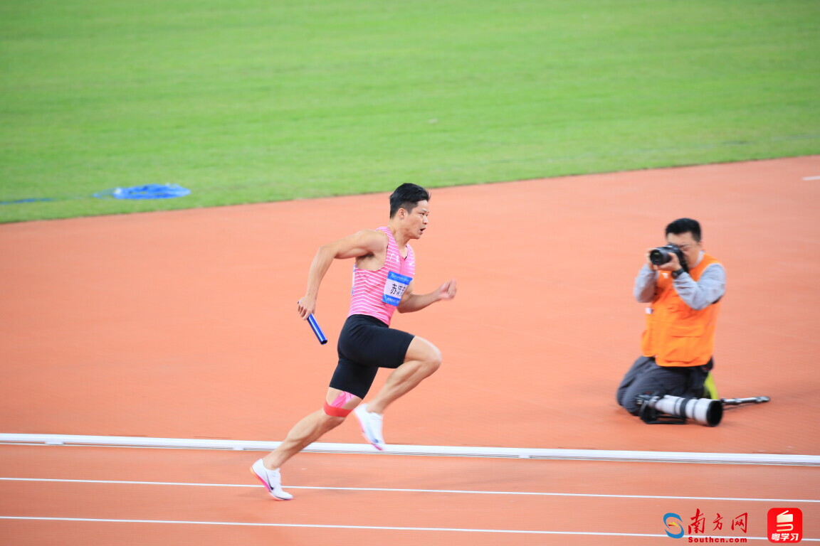 Su Bingtian representando al equipo de Guangdong en la final del relevo 4×100 metros masculino el 20 de noviembre