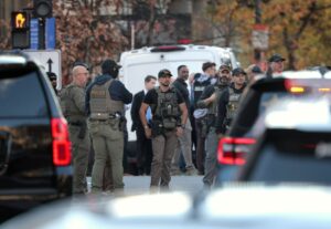 当地时间2025年11月26日，美国华盛顿，一名身穿军装的身份不明男子躺在救护车担架上。据执法部门称，两名国民警卫队士兵在距离白宫几个街区的地方中枪。参考信源：新华网