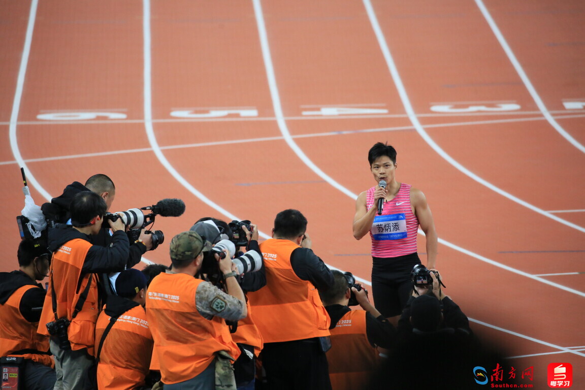 Su Bingtian se despide del público tras la final del relevo 4×100 metros masculino en los 15os Juegos Nacionales