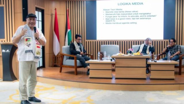 Wartawan Senior Aat Surya Safaat tampil sebagai salah satu pembicara pada talkshow tentang Palestina di Taman Ismail Marzuki (TIM) Jakarta, Sabtu 15 November 2025 (Foto: Dok. AWG)
