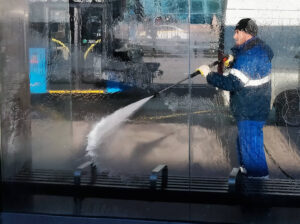 Столичный дептранс каждую неделю пытается ликвидировать более 11 тыс. граффити и нелегальных объявлений