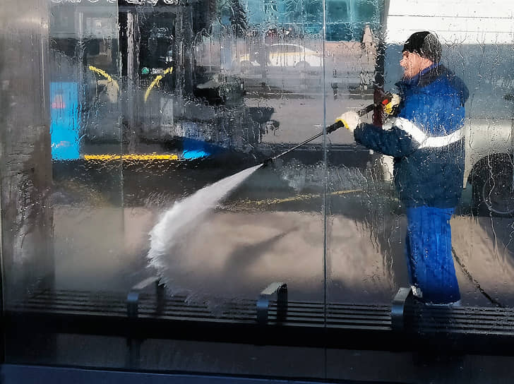 Столичный дептранс каждую неделю пытается ликвидировать более 11 тыс. граффити и нелегальных объявлений