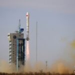 北京时间11月19日12时01分，我国在酒泉卫星发射中心使用长征二号丙运载火箭，成功将实践三十号A、B、C星发射升空，卫星顺利进入预定轨道，发射任务获得圆满成功。该卫星主要用于空间环境探测及相关技术验证。王衡 摄