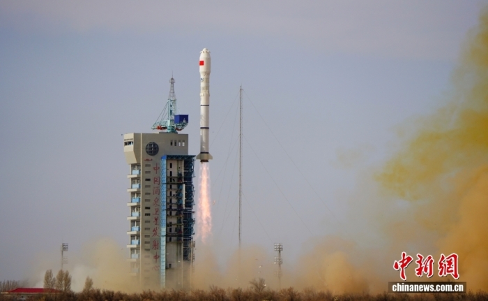 北京时间11月19日12时01分，我国在酒泉卫星发射中心使用长征二号丙运载火箭，成功将实践三十号A、B、C星发射升空，卫星顺利进入预定轨道，发射任务获得圆满成功。该卫星主要用于空间环境探测及相关技术验证。王衡 摄